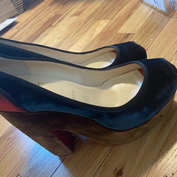 Beautiful velvet platform peep-toe Louboutin. - Picture 6 of 12